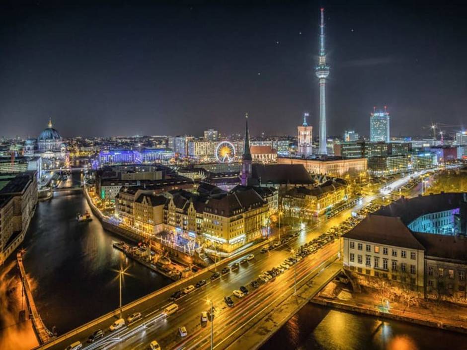 Berlin, Blick über den Ortsteil Mitte bei Nacht, Foto: Stefan Widua/unsplash.com