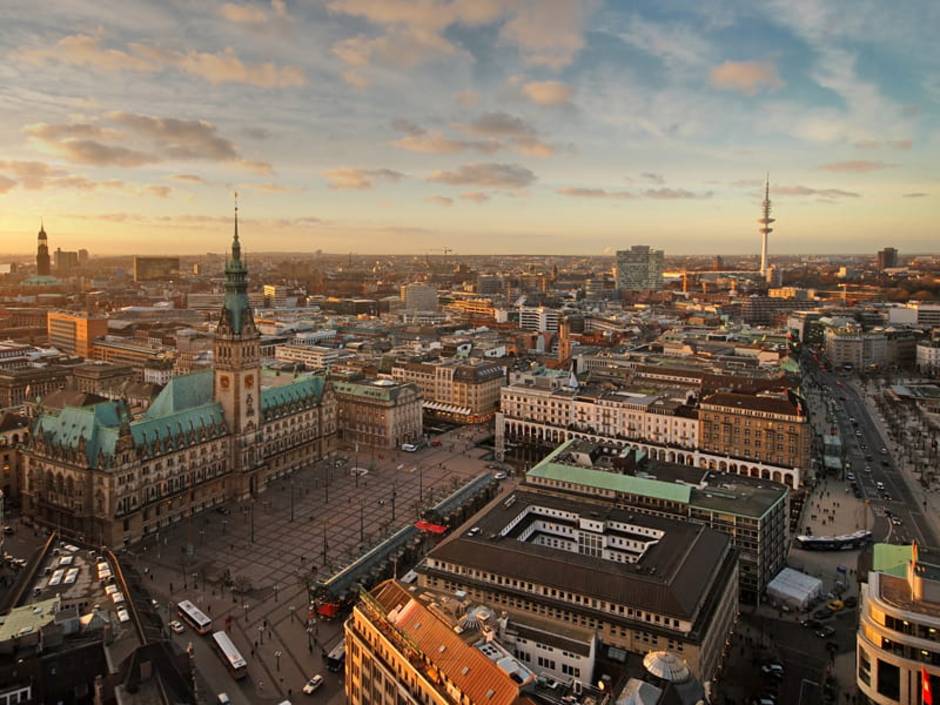 Hamburg, Blick über die Stadt, Rathaus, Foto: Andreas Douvitsas/stock.adobe.com